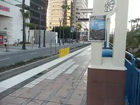 Quai d'une station de métro située en surface.