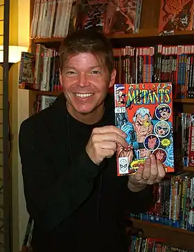 Le dessinateur Rob Liefeld tenant un numéro du comic book des Nouveaux Mutants, dédicacé par lui-même (2016).