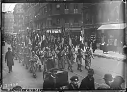 Soldats des 33e et 43e RI défilant à Paris le 20 février 1922, portant les drapeaux des régiments dissous.
