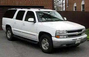 Image d'une Chevrolet Suburban blanche, proche de celle utilisée par le commando.