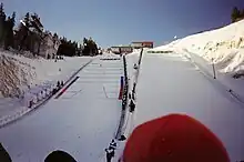 Un athlète pendant un saut à ski.