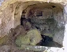 Le Toron : grotte aménagée peut-être pour un antique culte des eaux.