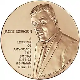 Médaille qui représente Jackie Robinson en buste ; il y est également inscrit son nom, la phrase « A lifetime advocacy for social justice & human dignity » et « act of congress 2003 »