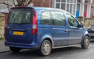 Photo de la vue arrière d'une voiture de couleur bleue.