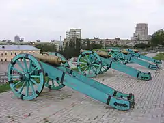 Canons sur le mur de l'hôpital