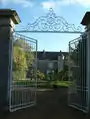 Le portail de la cour d'honneur du château de Bois-Briand.