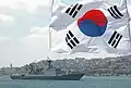 Le ROKS Chungmugong Yi Sun-shin  participant à la croisière du Groupe d’entraînement de la marine de la république de Corée, le 30 juillet 2005.