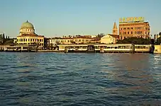 Le terminal des vaporettivu de la lagune de Venise.