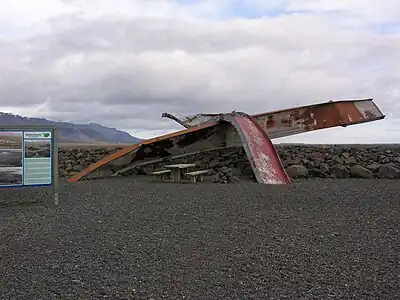 Vestige du premier pont détruit par le jökulhlaup de 1996.