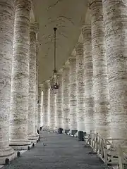 Colonnes de la place Saint-Pierre du Vatican construites en travertin de Tivoli