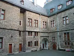 Cour intérieure.