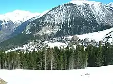 Vue oblique montrant au second plan des immeubles de front de neige du village de Courchevel 1650.