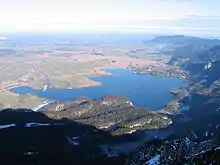 Photo aérienne d'un lac.