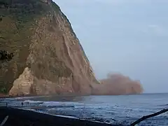 Glissement de terrain au niveau de la vallée de Waipiʻo sur les falaises littorales du Hāmākua Pali, lors du séisme de 2006 à Hawaï.