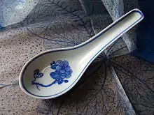 Cuillère à soupe chinoise en porcelaine.