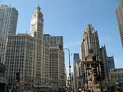 Le Wrigley Building avec la Tribune Tower depuis le Magnificent Mile.