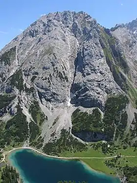 Vue avec le Seebensee au premier plan.