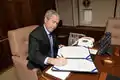 Le président Bush signant une loi budgétaire le 26 décembre 2007 dans son bureau d'Air Force One.