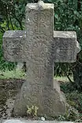 Photographie d'une croix funéraire sculptée.