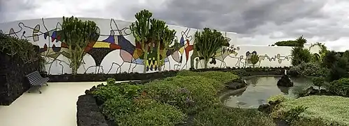 Fresque murale dans le jardin de la fondation.