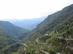 Lacets sur la M70 entre La Bollène-Vésubie et le col de Turini.