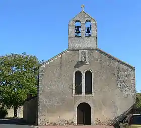 Église Notre-Dame-d'Or de La Grimaudière(les deux travées du chœur et les deux pilastres avec colonnes engagées sur dosserets à chapiteaux placés entre le chœur et la nef)