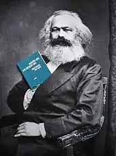 Photomontage représentant le philosophe Karl Marx tenant un livre dans sa main droite