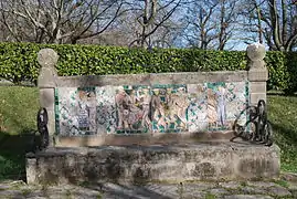 Photographie d'un banc en pierre recouvert de céramiques.