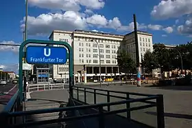 Une bouche d'accès à la station.