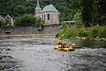 Kayaks sur l'Ourthe à Durbuy et l'église Saint-Nicolas