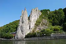 Photographie d'un rocher, assez impressionnant, au bord de la Meuse, pouvant évoquer un cheval bondissant vers les hauteurs