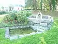 La fontaine Saint-Éloi et l'ancien lavoir.