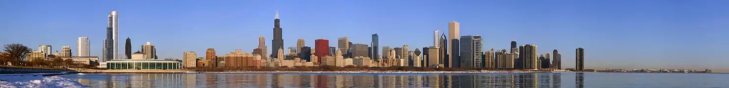 Vue sur Downtown Chicago depuis le Museum Campus avec la Willis Tower dans la skyline de Chicago.