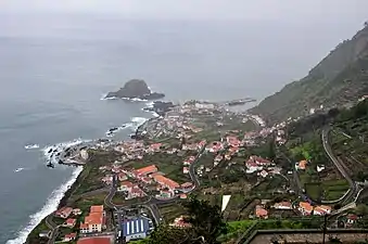 Vue de l'îlot Mole et Porto Moniz depuis le Miradouro da Santa.