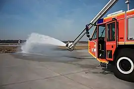 Un Rosenbauer Simba 8x8 HRET du service de secours et d'incendie de l'aéroport de Francfort, en action
