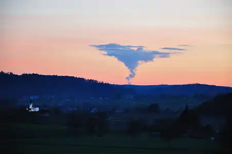 Là (5 avril 2010) le système de refroidissement de cette centrale nucléaire suisse induit la formation d'un nuage solitaire, artificiel.