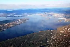 Vue aérienne du fjord et d'Oslo