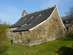 Maison de granite et schiste à toit surmonté d'un lignolet.