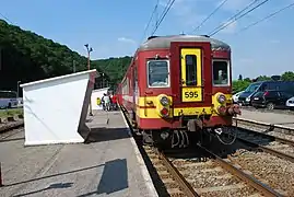 Quai, abris et train SNCB.