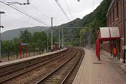 Les quais de la gare et un impressionnant mur de soutènement.