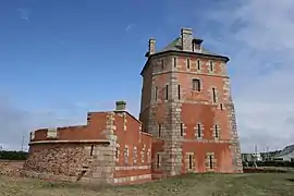 Tour Vauban à Camaret-sur-Mer avec, à l'avant plan, un ouvrage où le parapet est séparé de l'escarpe par un cordon.