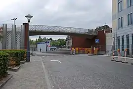 La rue de Bruxelles et la gare de Liège-Palais vus de la place en 2010.