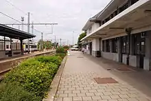 Intérieur de la gare, voies, quais et bâtiment voyageurs