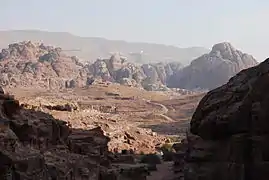 Pétra: le djebel Khubtha à gauche, à droite le djebel Haroun