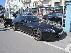 Aston Martin V8 Vantage stationnée quai Saint-Pierre.