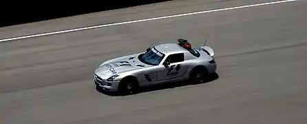 La version 2010 F1 Safety Car de la Mercedes SLS.