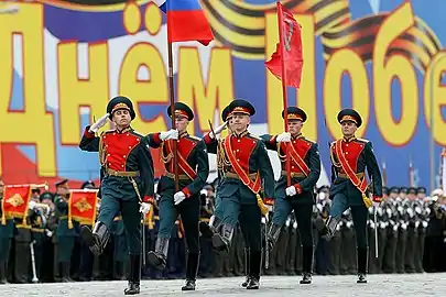 Ouverture du défilé du 9 mai 2010 : le drapeau de la fédération précédant la bannière de la Victoire, portés par la garde d'honneur du 154e régiment Préobrajensky.