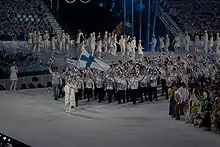 Photographie de l'entrée de la délégation finlandaise lors de la cérémonie d'ouverture.