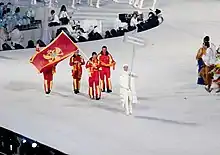 Photographie de l'entrée de la délégation monténégrine lors de la cérémonie d'ouverture.