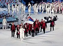 Photographie de l'entrée de la délégation serbe lors de la cérémonie d'ouverture.